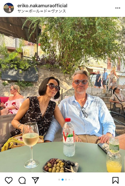 インスタグラムで夫シャルル・エドワード・バルト氏と並んだおしゃれな”仲良しツーショット”写真を公開した中村江里子