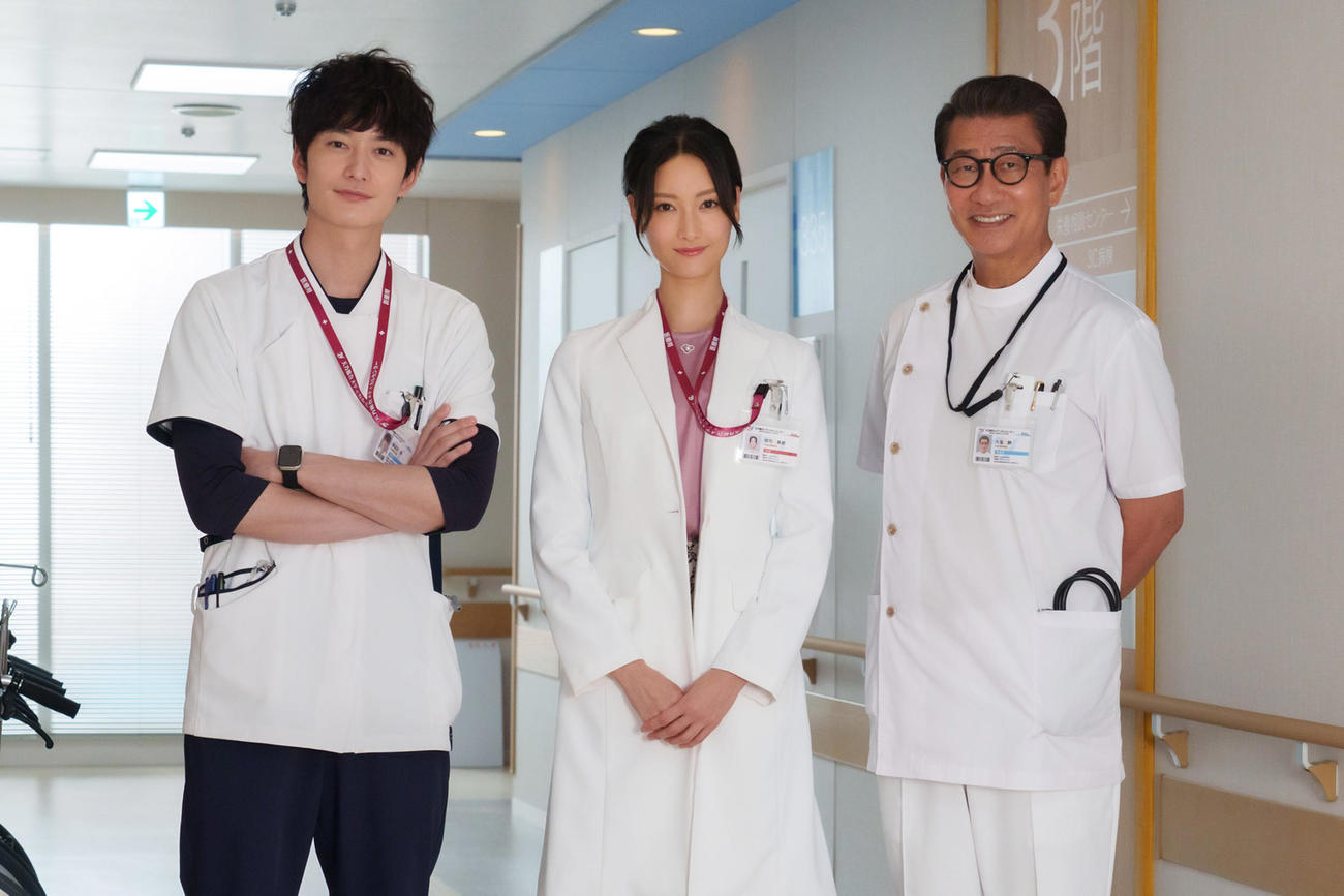 10月スタートのテレビ朝日系連続ドラマ「ザ・トラベルナース」で初の医師役を演じる菜々緒。共演する岡田将生（左）と中井貴一