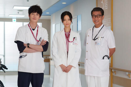 10月スタートのテレビ朝日系連続ドラマ「ザ・トラベルナース」で初の医師役を演じる菜々緒。共演する岡田将生(左)と中井貴一
