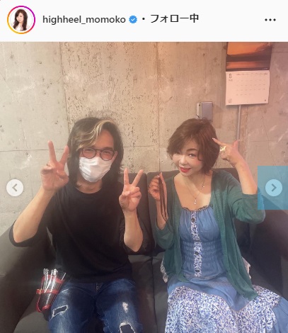 ショートカットにしたヘアを指さすハイヒール・モモコ（右）（ハイヒール・モモコのインスタグラムより）