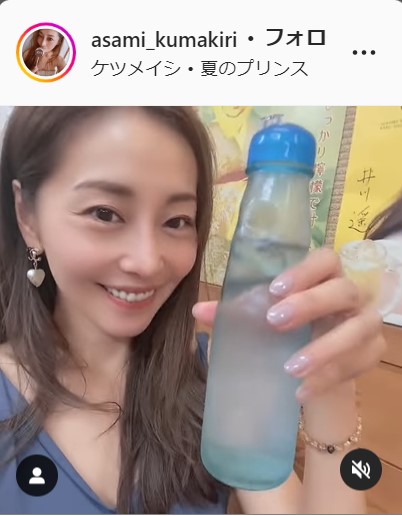 熊切あさ美 レトロなラムネ瓶をゴクゴク 一気飲み姿に 可愛い ちゃんとビー玉止めてる 芸能写真ニュース 日刊スポーツ