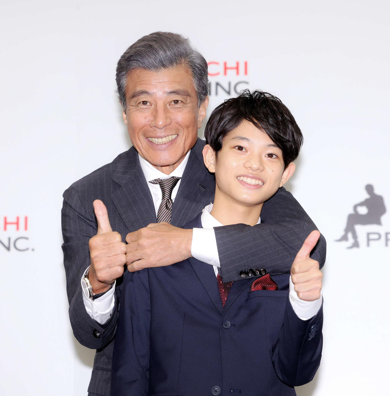 サムズアップで写真に納まる舘ひろし（左）と黒川想矢（撮影・河田真司）