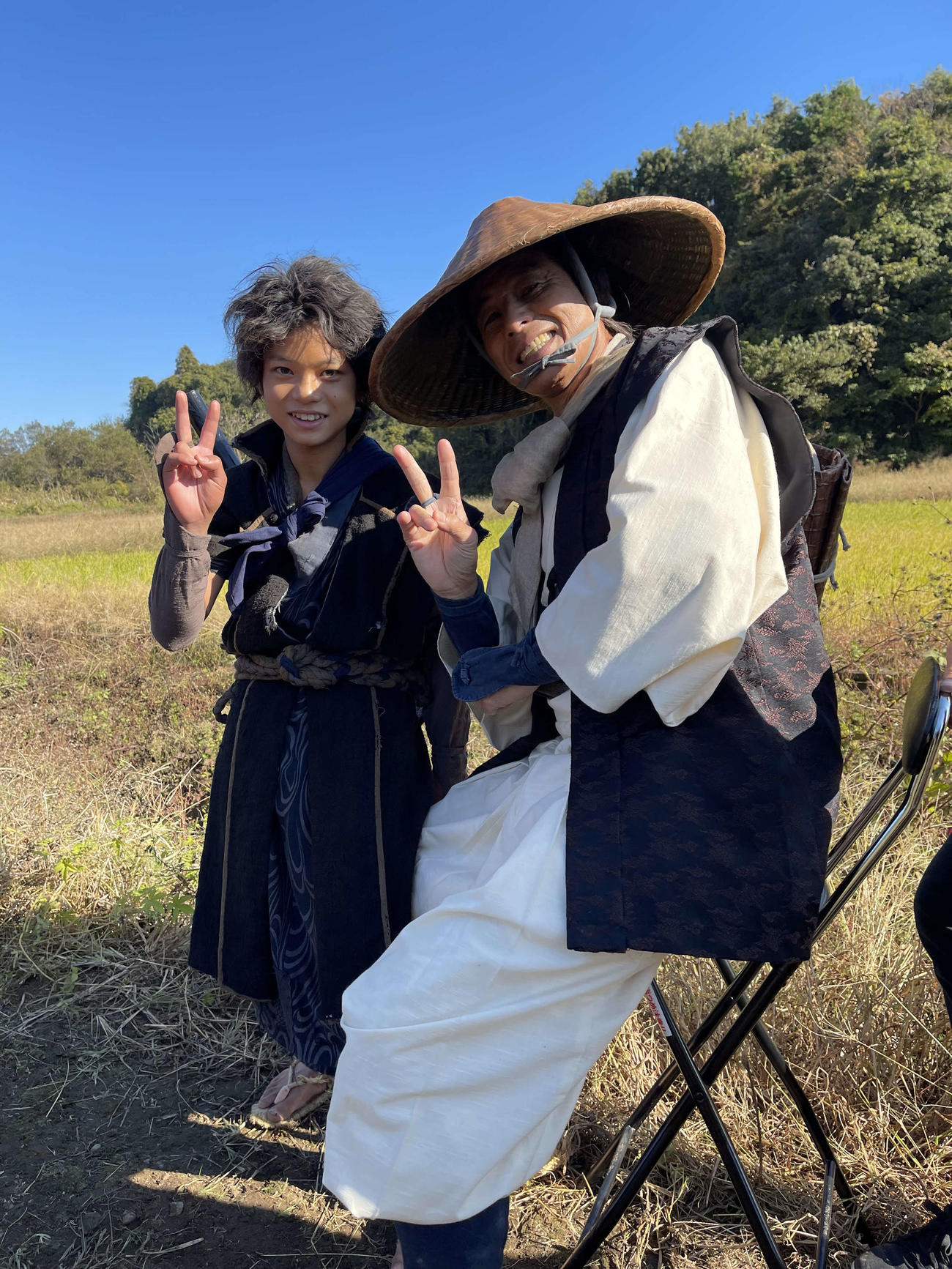 NHKBSプレミアム「剣樹抄～光圀公と俺～」撮影時のオフショット。黒川想矢（左）と舘ひろし