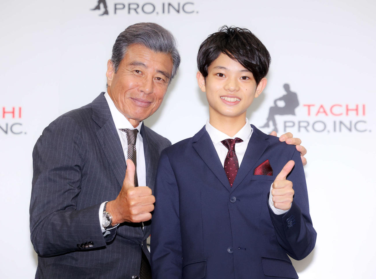 サムズアップで写真に納まる舘ひろし（左）と黒川想矢（撮影・河田真司）