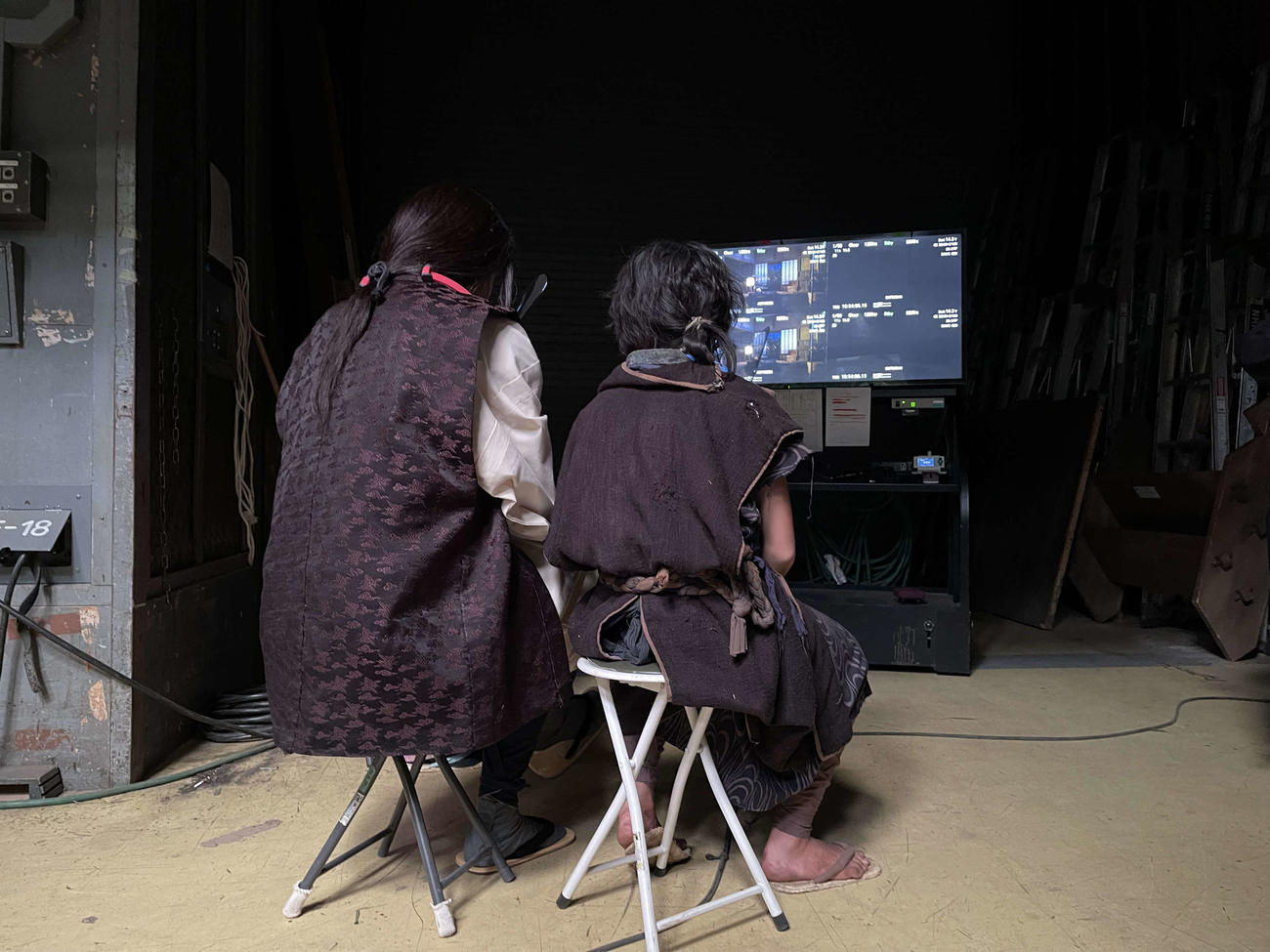 NHKBSプレミアム「剣樹抄～光圀公と俺～」でモニターチェックする舘ひろし（左）と黒川想矢