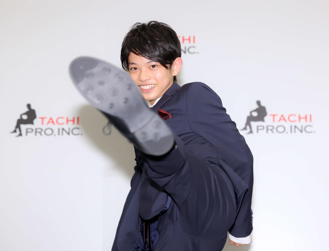 特技のキックボクシングを披露する黒川想矢（撮影・河田真司）