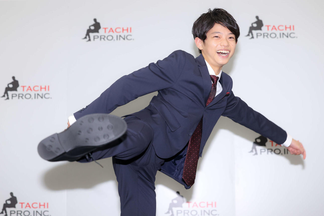 特技のキックボクシングを披露する黒川想矢（撮影・河田真司）