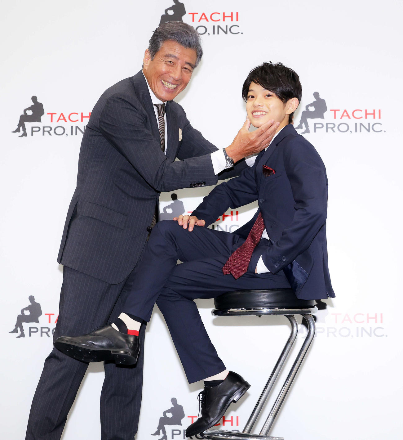 舘ひろし（左）は黒川想矢に笑顔で演技指導する（撮影・河田真司）