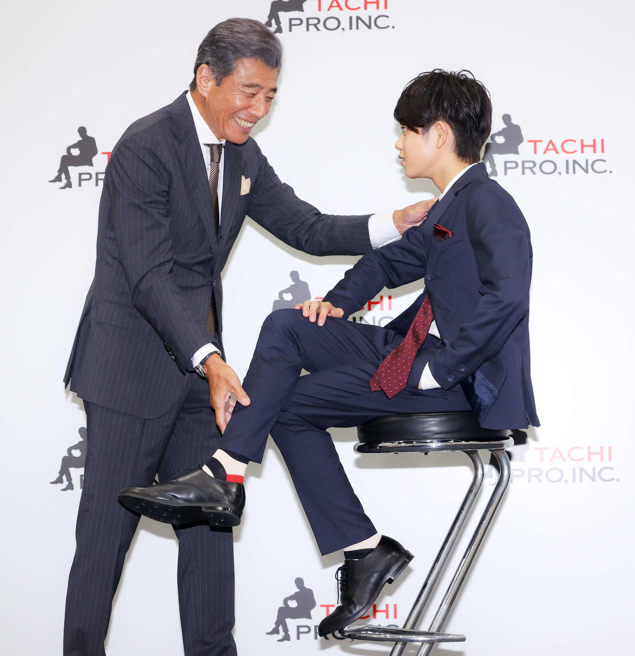 舘ひろし（左）は黒川想矢に笑顔で演技指導する（撮影・河田真司）