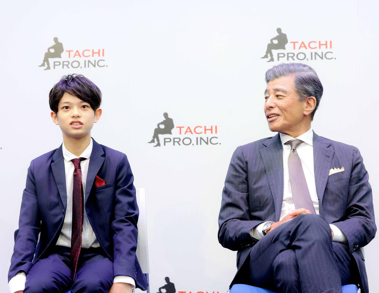 取材に応じる黒川想矢（左）を見つめる舘ひろし（撮影・河田真司）