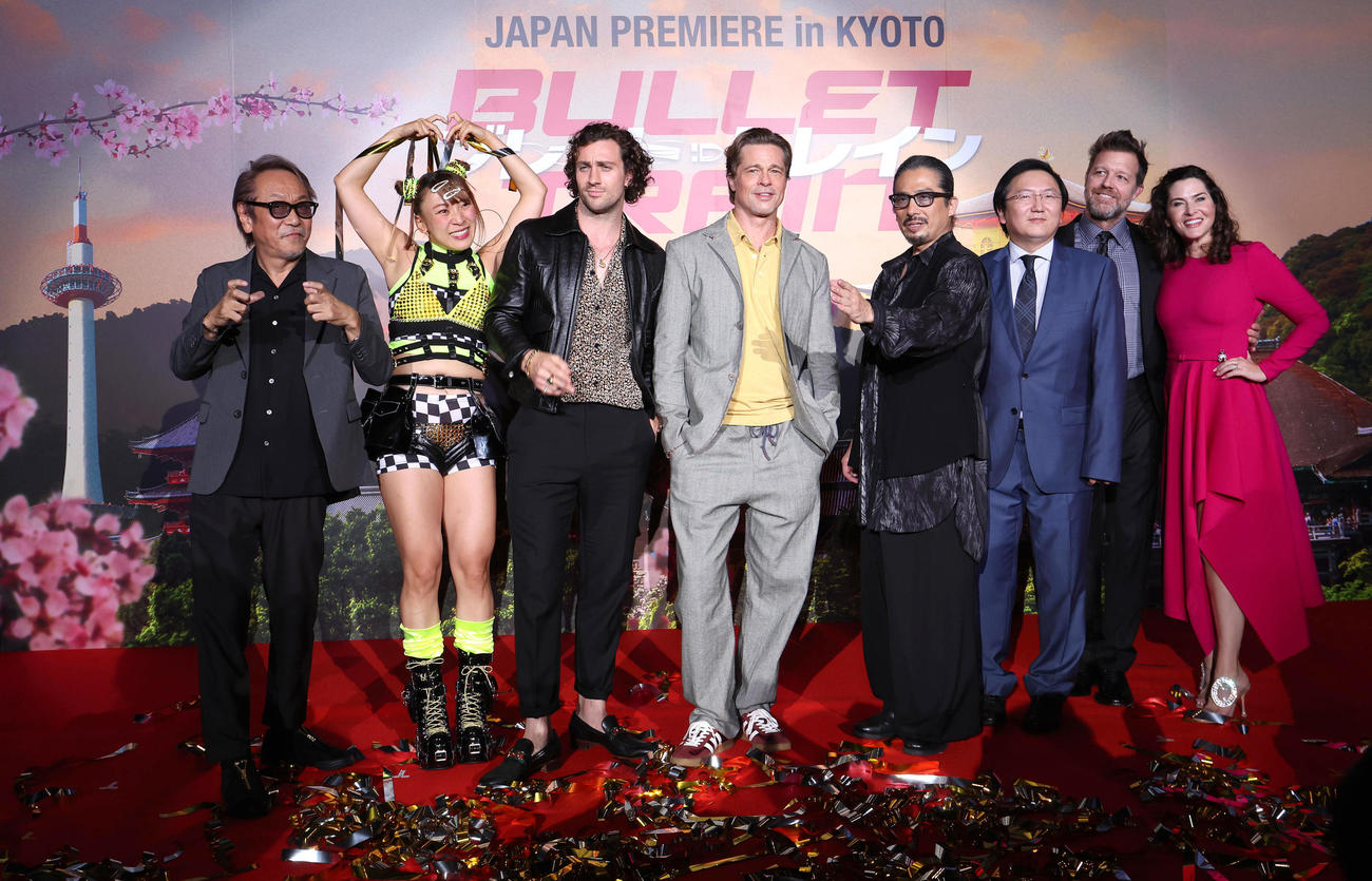 映画「ブレット・トレイン」ジャパンプレミア試写会inKYOTOの舞台あいさつに参加した左から堀内賢雄、フワちゃん、アーロン・テイラー＝ジョンソン、ブラッド・ピット、真田広之、マシ・オカ、デヴィッド・リーチ監督、ケリー・マコミック（撮影・白石智彦）