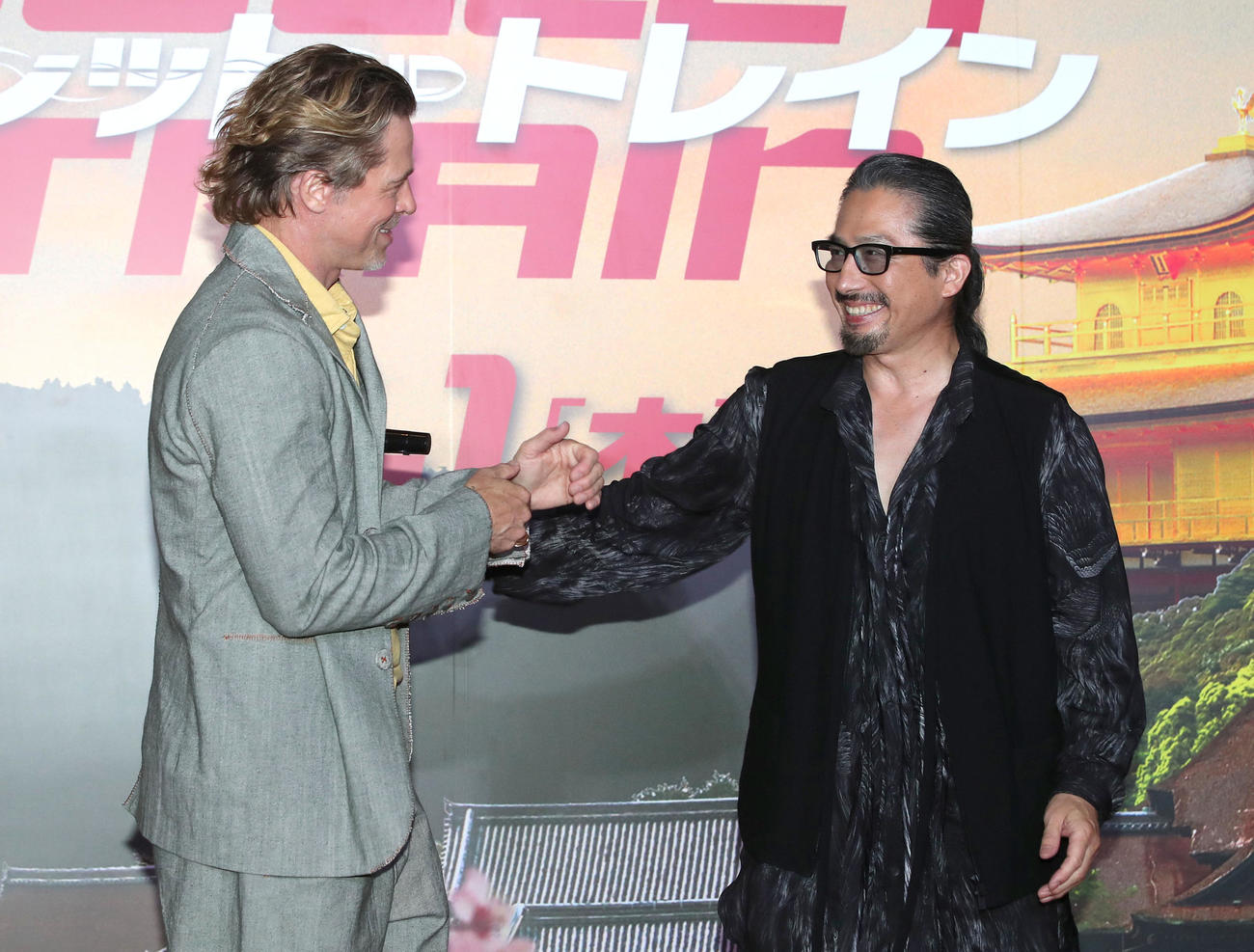 映画「ブレット・トレイン」ジャパンプレミア試写会inKYOTOの舞台あいさつに登壇してブラッド・ピット（左）と笑顔を見せる真田広之（撮影・白石智彦）