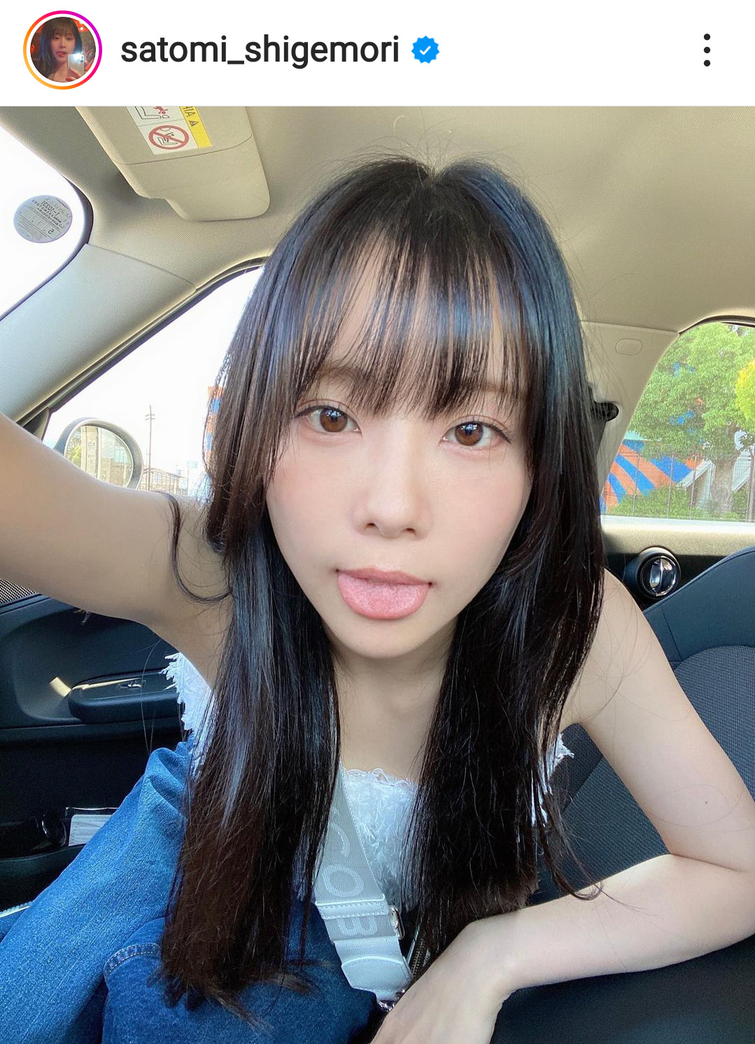 重盛さと美がインスタグラムにアップしたドライブデート風「ベロ出し」ショット