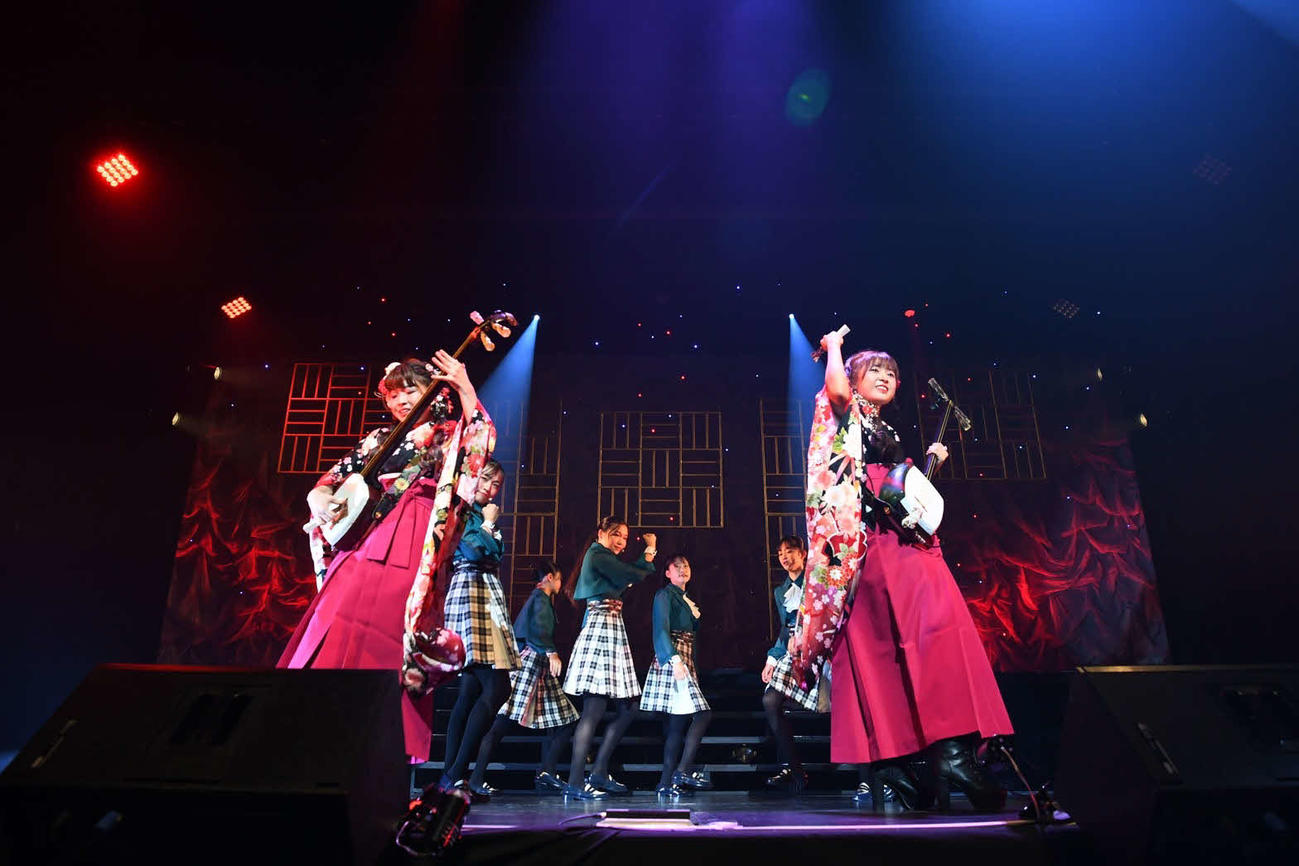 少女歌劇団ミモザーヌの夏公演「Traveling Summer」で津軽三味線とコラボレーションしたパフォーマンスを披露するメンバー