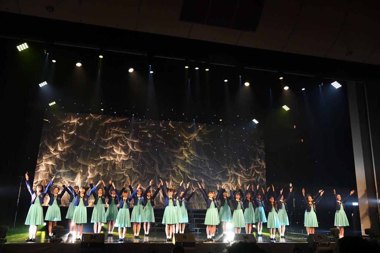 少女歌劇団ミモザーヌの夏公演「Traveling Summer」でパフォーマンスするメンバー