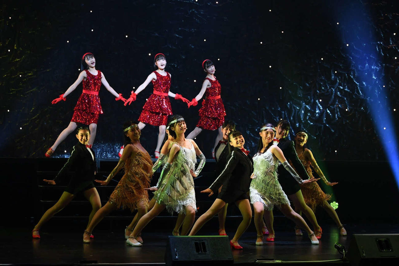 少女歌劇団ミモザーヌの夏公演「Traveling Summer」でパフォーマンスするメンバー