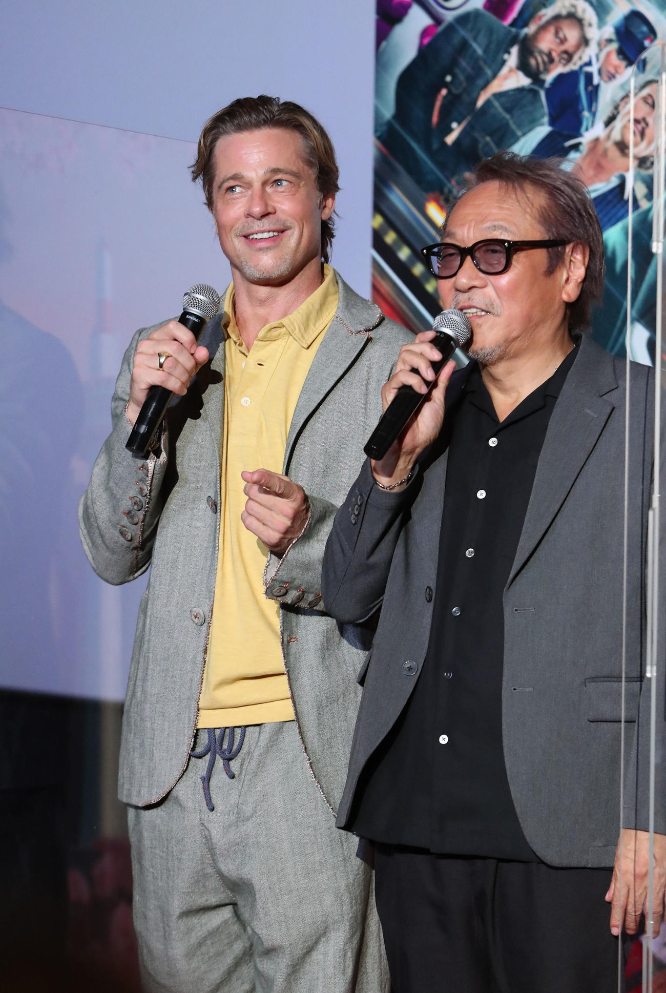 映画「ブレット・トレイン」ジャパンプレミア試写会inKYOTOで肩を組むブラッド・ピット（左）と日本語吹き替え版キャストの堀内賢雄（撮影・白石智彦）