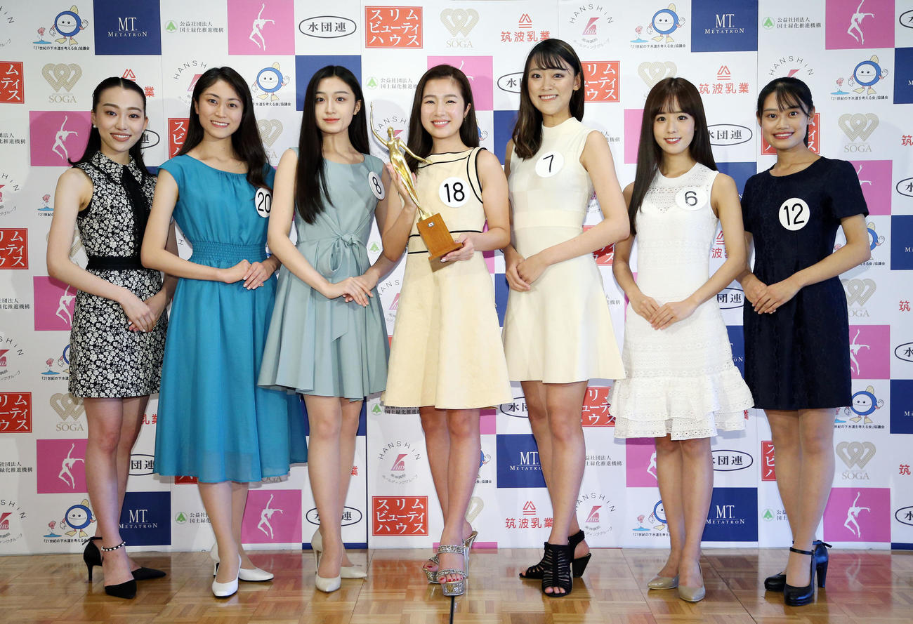 ミス日本コンテスト東日本地区大会で本戦出場を決めた7人。左から野田萌々子さん、小川聖奈さん、東海林杏朱さん、稲川夏希さん、北原海葵さん、上村さや香さん、寺嶋琴さん（撮影・宮地輝）