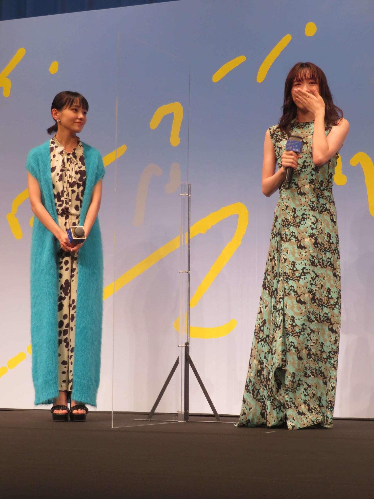 映画「マイ・ブロークン・マリコ」完成報告試写会で涙する永野芽郁（右）と見守る奈緒（撮影・村上幸将）