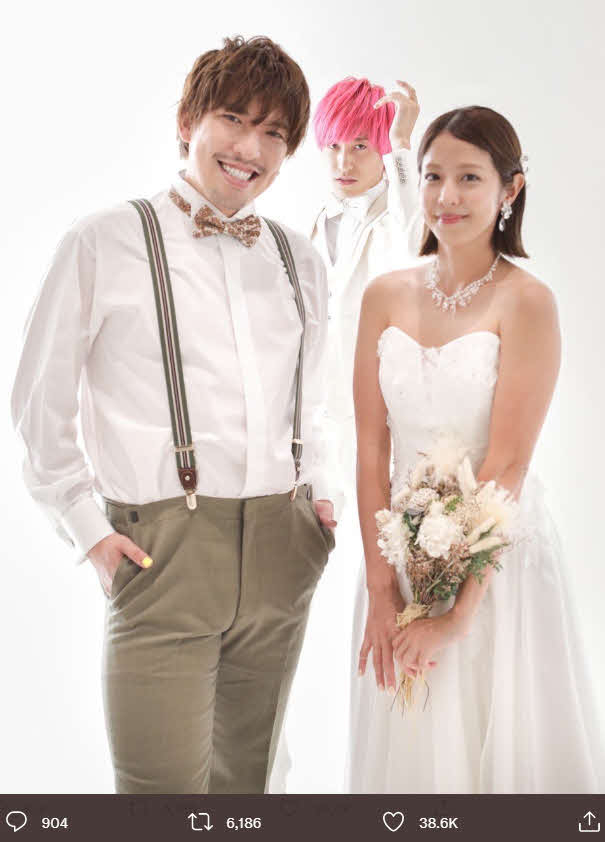 結婚を報告するお笑いコンビEXITのりんたろー。（左）と本郷杏奈。後方は兼近大樹（兼近の公式Twitterから）