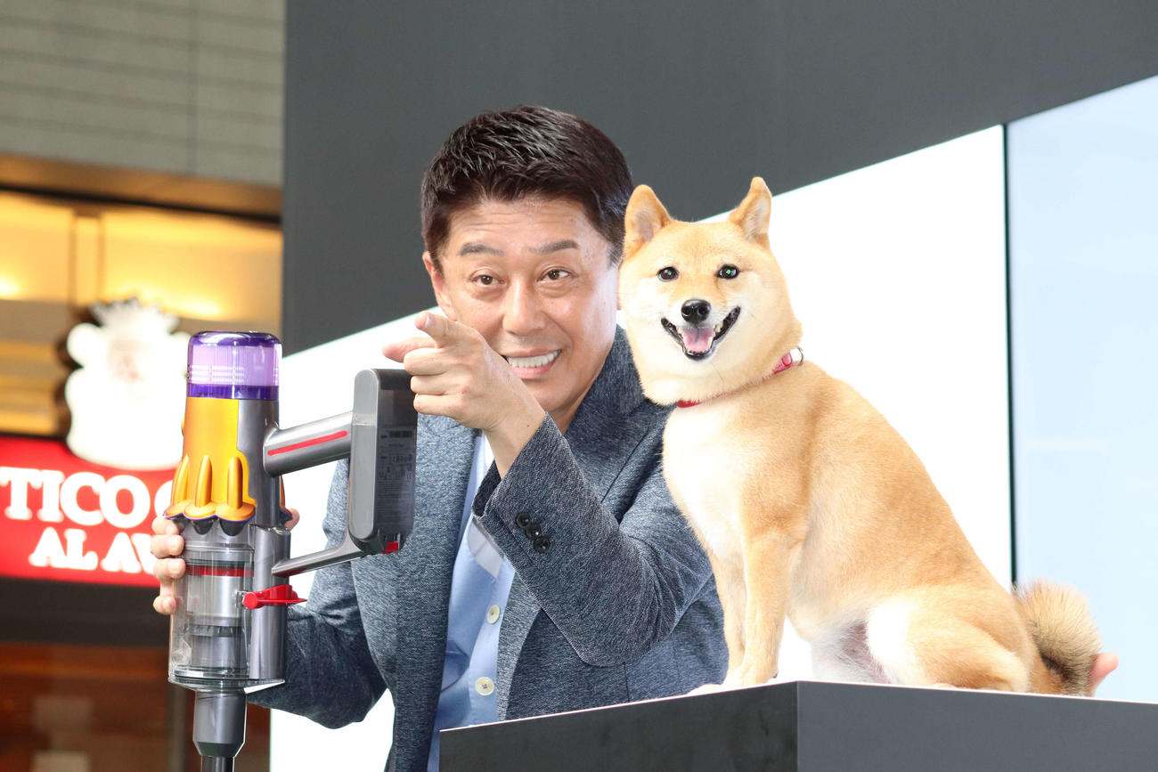 Dyson掃除機カテゴリー新製品発表会で、イベントに登場した柴犬ナナちゃんに目線を教える坂上忍（撮影・加藤理沙）