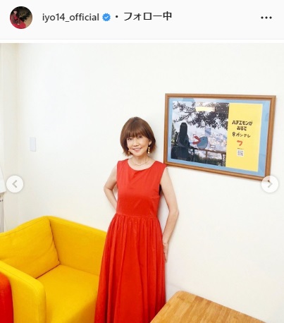 お気に入りの赤のワンピース姿を公開した松本（松本伊代のインスタグラムより）