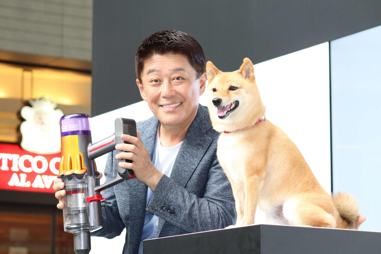 Dyson掃除機カテゴリー新製品発表会で、イベントに登場した柴犬ナナちゃんと記念撮影する坂上忍（撮影・加藤理沙）