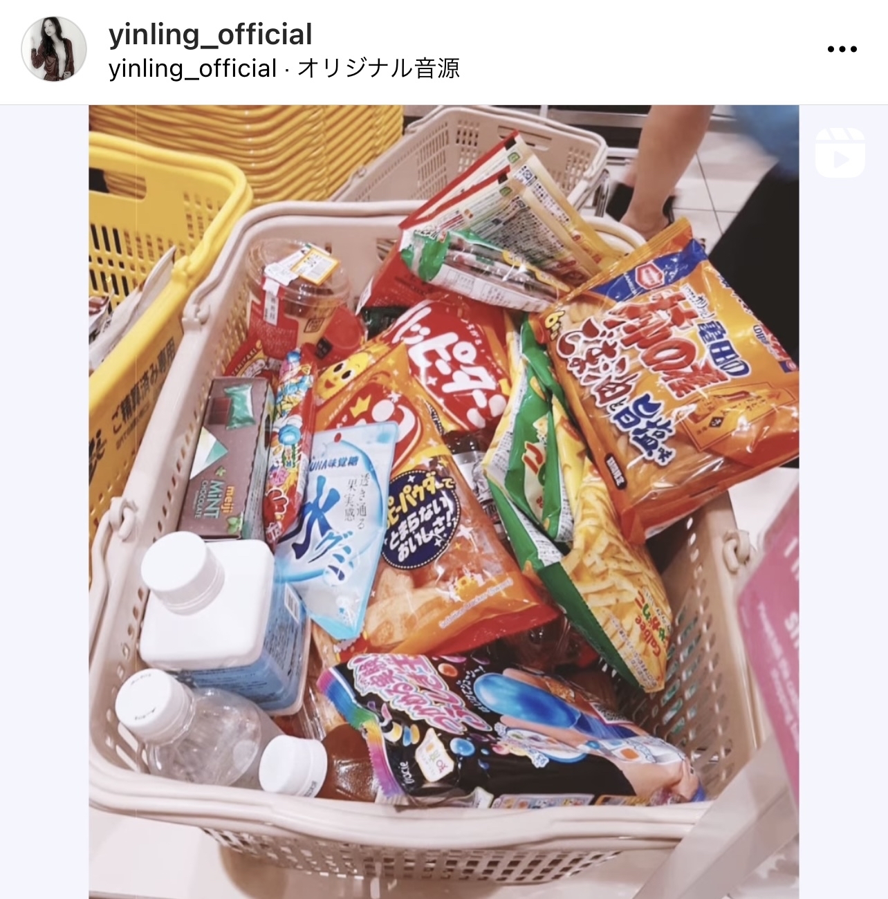 インリンがアップした菓子などが買い物かごに山のように積まれた“爆買い”中のショット（インリンのインスタグラムより）