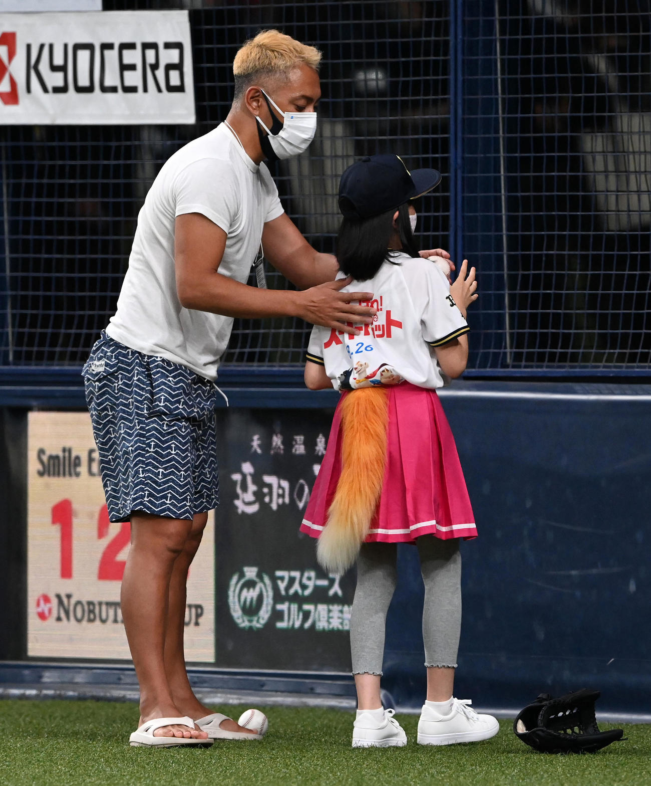 9日、始球式を務める市川ぼたん（右）の投球フォームをチェックする市川海老蔵