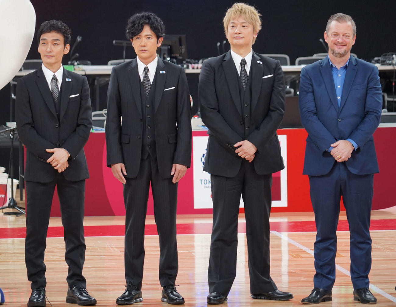 東京2020パラリンピック1周年記念イベントに出席した、左から新しい地図の草なぎ剛、稲垣吾郎、香取慎吾、IPCアンドリュー・パーソンズ会長（撮影・佐藤成）