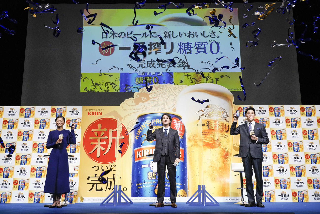 新「キリン一番搾り糖質ゼロ」完成発表会に登場した、左から榮倉奈々、唐沢寿明、鈴木亮平