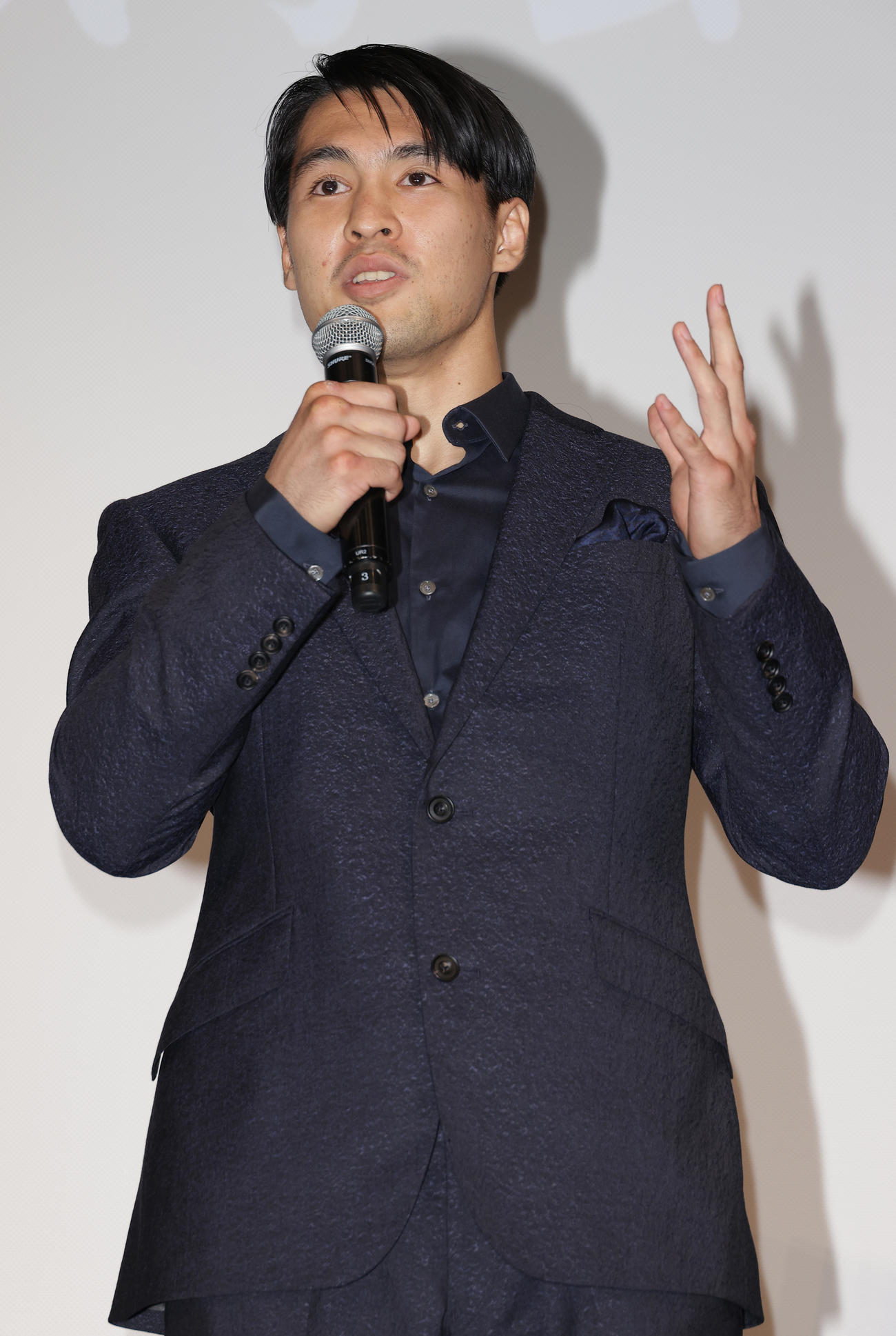 映画「AKAI」の舞台あいさつを行う赤井英五郎監督（撮影・中島郁夫）