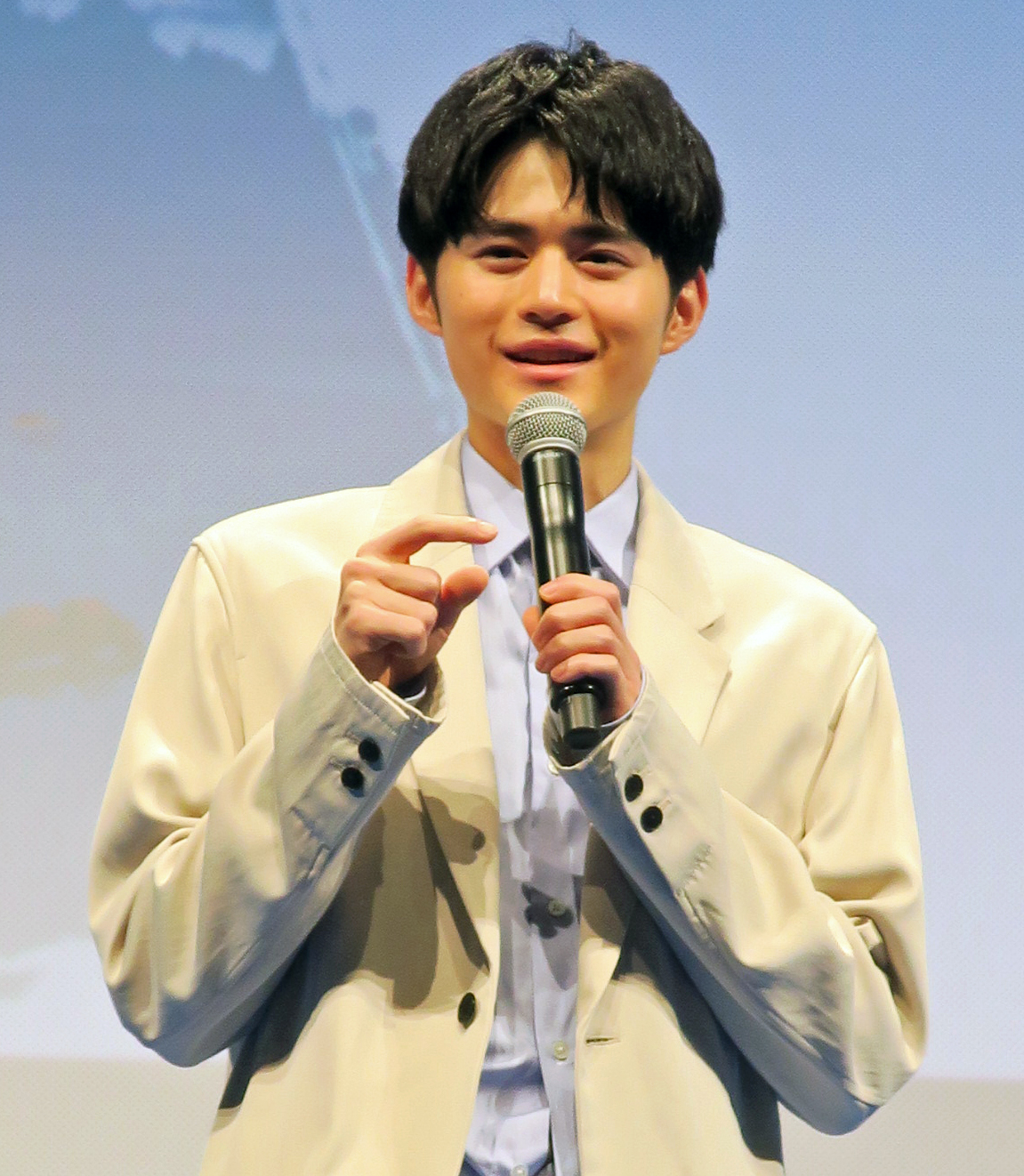 アニメ映画「夏へのトンネル、さよならの出口」の高校生限定試写会に登場した鈴鹿央士