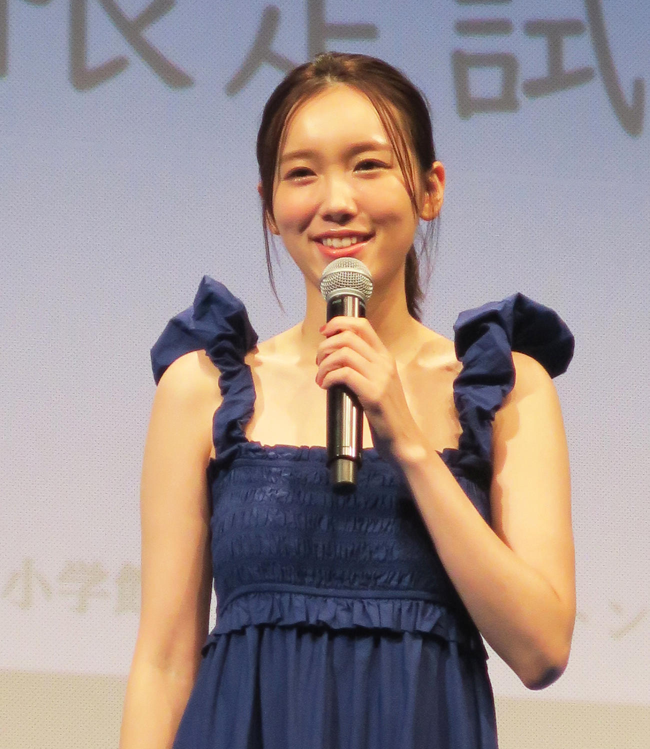 アニメ映画「夏へのトンネル、さよならの出口」の高校生限定試写会に登場した飯豊まりえ