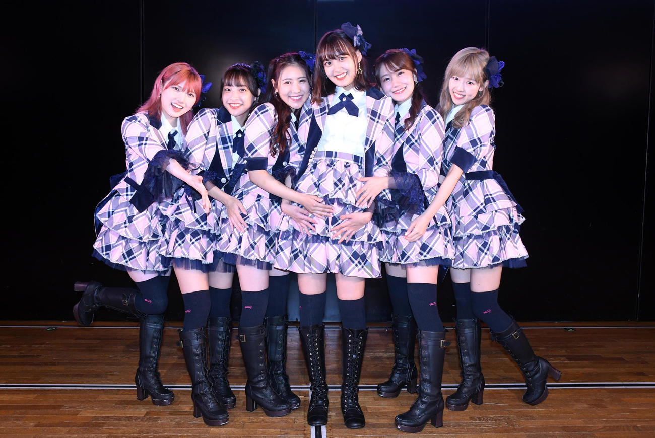 「AKB48 14期生10周年特別公演」で結婚と妊娠を発表した前田美月さん（中央右）を囲む、左から岡田奈々、橋本耀さん、西野未姫、1人おいて小嶋真子、内山奈月さん（撮影・大友陽平）