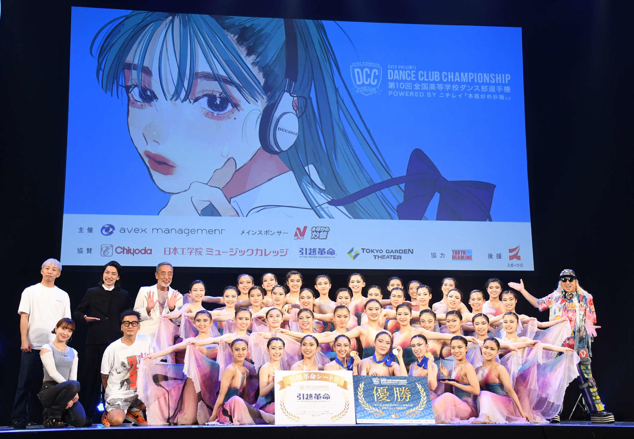 「第10回全国高校ダンス部選手権」で優勝し、ゲスト出演のDJ KOO（右端）らと写真に納まる帝塚山学院（撮影・大友陽平）