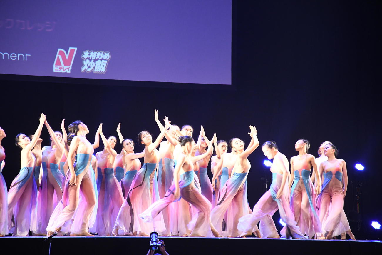 「第10回全国高校ダンス部選手権」で優勝した帝塚山学院のパフォーマンス（撮影・大友陽平）