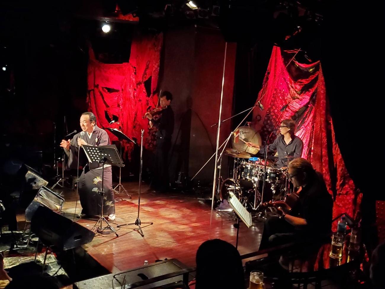 ライブハウスデビューをした芸歴65年の江河愛司