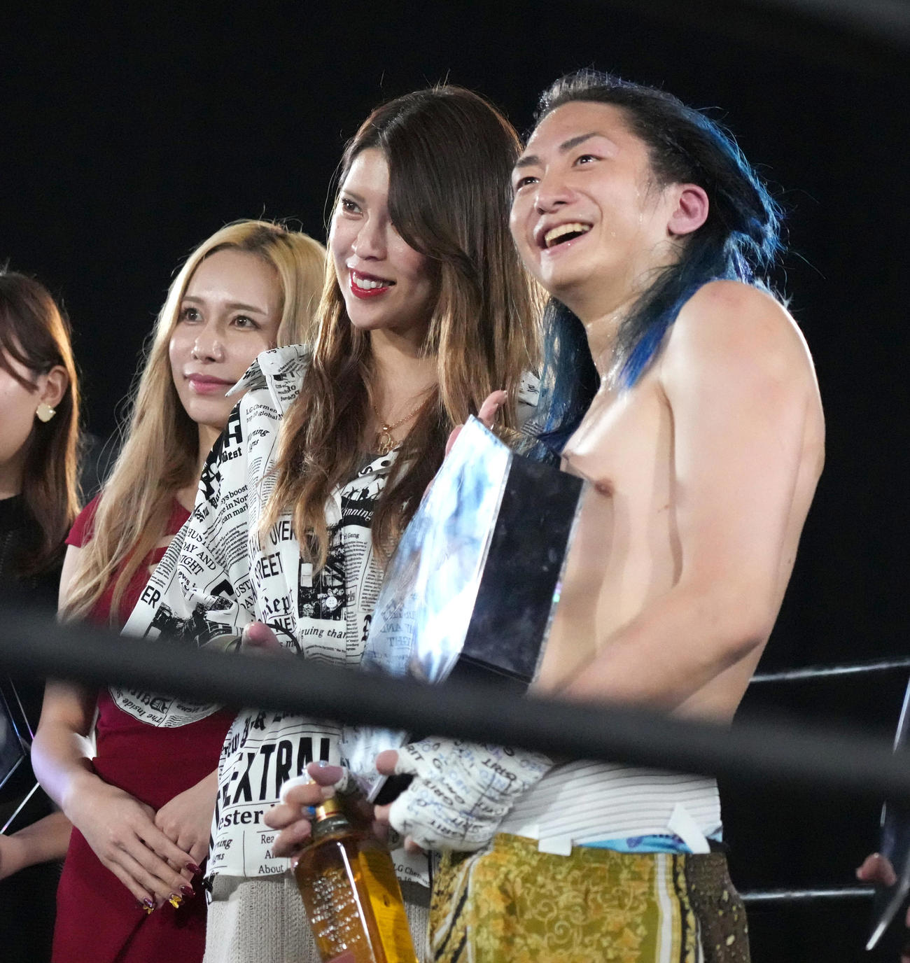 22年8月16日のBreakingDownでTKO勝利を収めたDJ社長（右）は坂口杏里さんの祝福を受ける