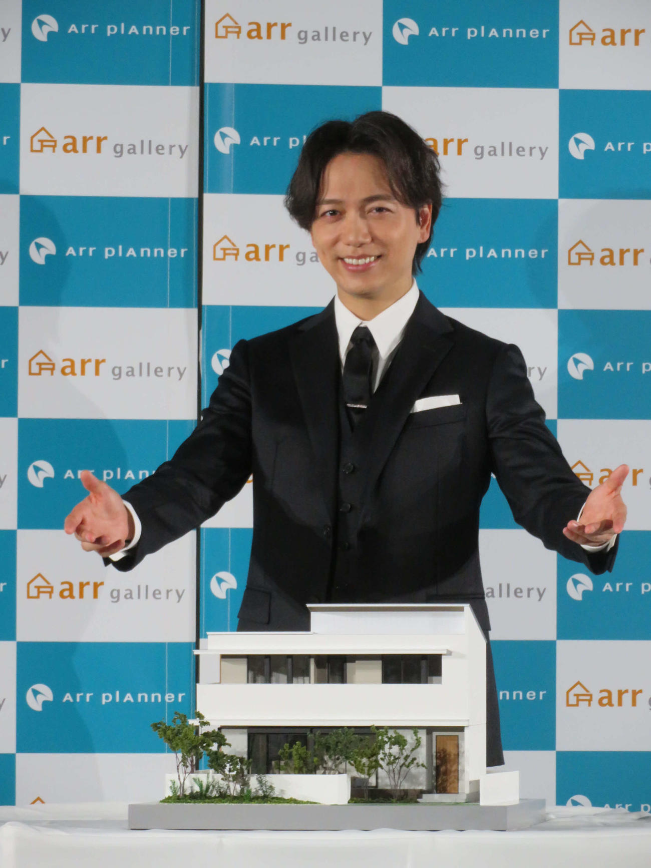 アールプランナーの新CM発表会で理想の家の模型を前に笑顔の山崎育三郎（撮影・村上幸将）