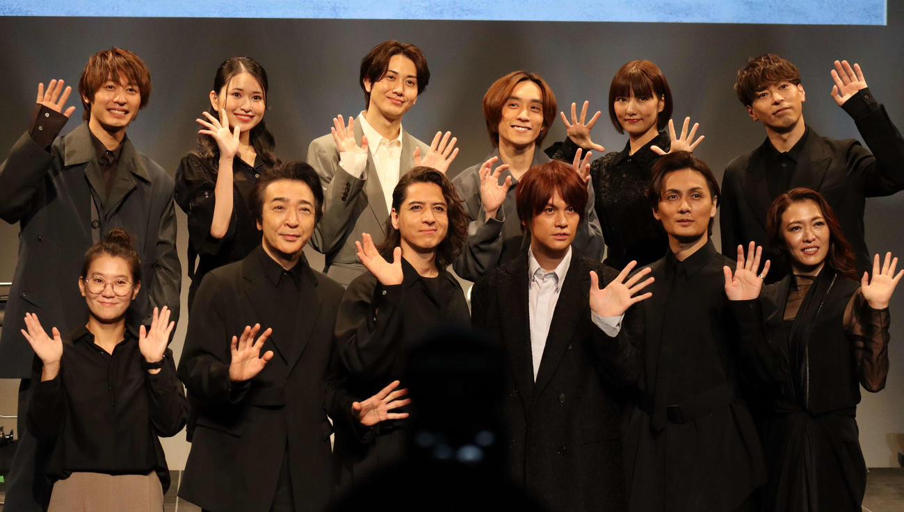 ミュージカル「キングアーサー」の制作会見。前列左からオ・ルピナ氏、石川禅、伊礼彼方、浦井健治、加藤和樹、安蘭けい、後列左から小林亮太、小南満佑子、太田基裕、平間壮一、宮澤佐江、東山光明