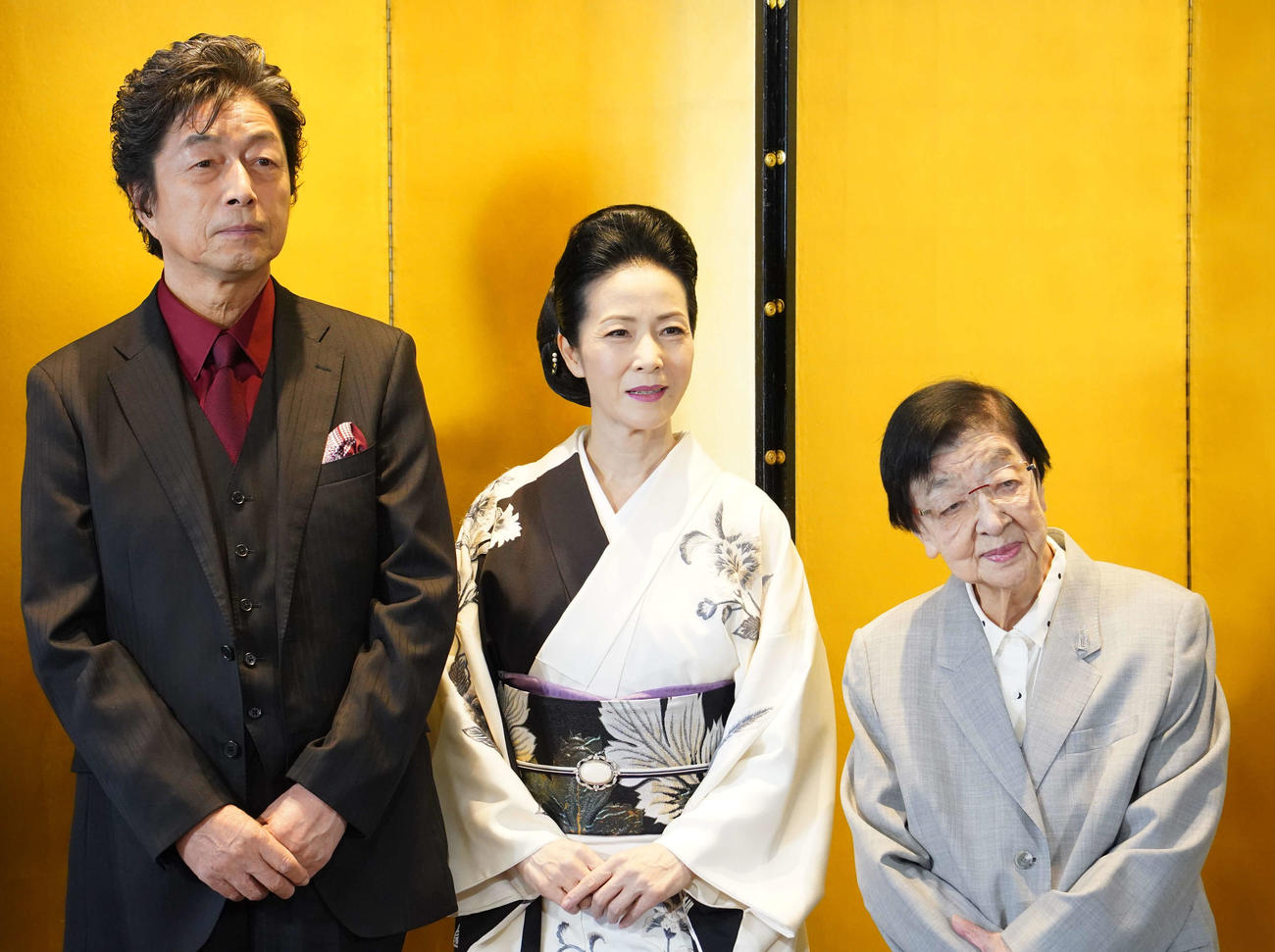 「坂本冬美特別公演　中村雅俊特別出演　合同取材会」に出席した、左から中村雅俊、坂本冬美、石井ふく子氏（撮影・佐藤勝亮）