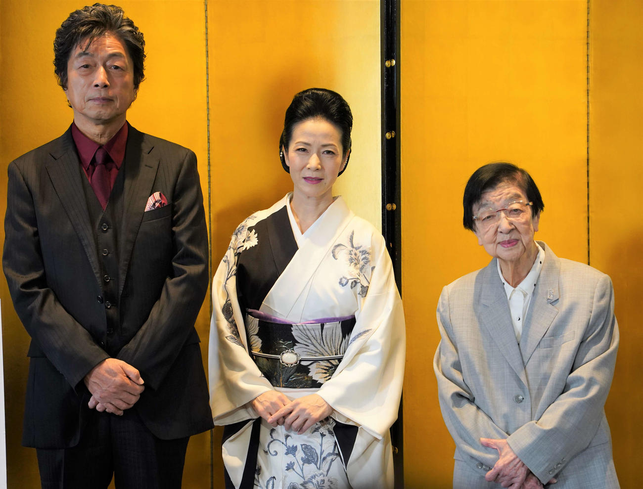 「坂本冬美特別公演　中村雅俊特別出演　合同取材会」に出席した、左から中村雅俊、坂本冬美、石井ふく子氏（撮影・佐藤勝亮）