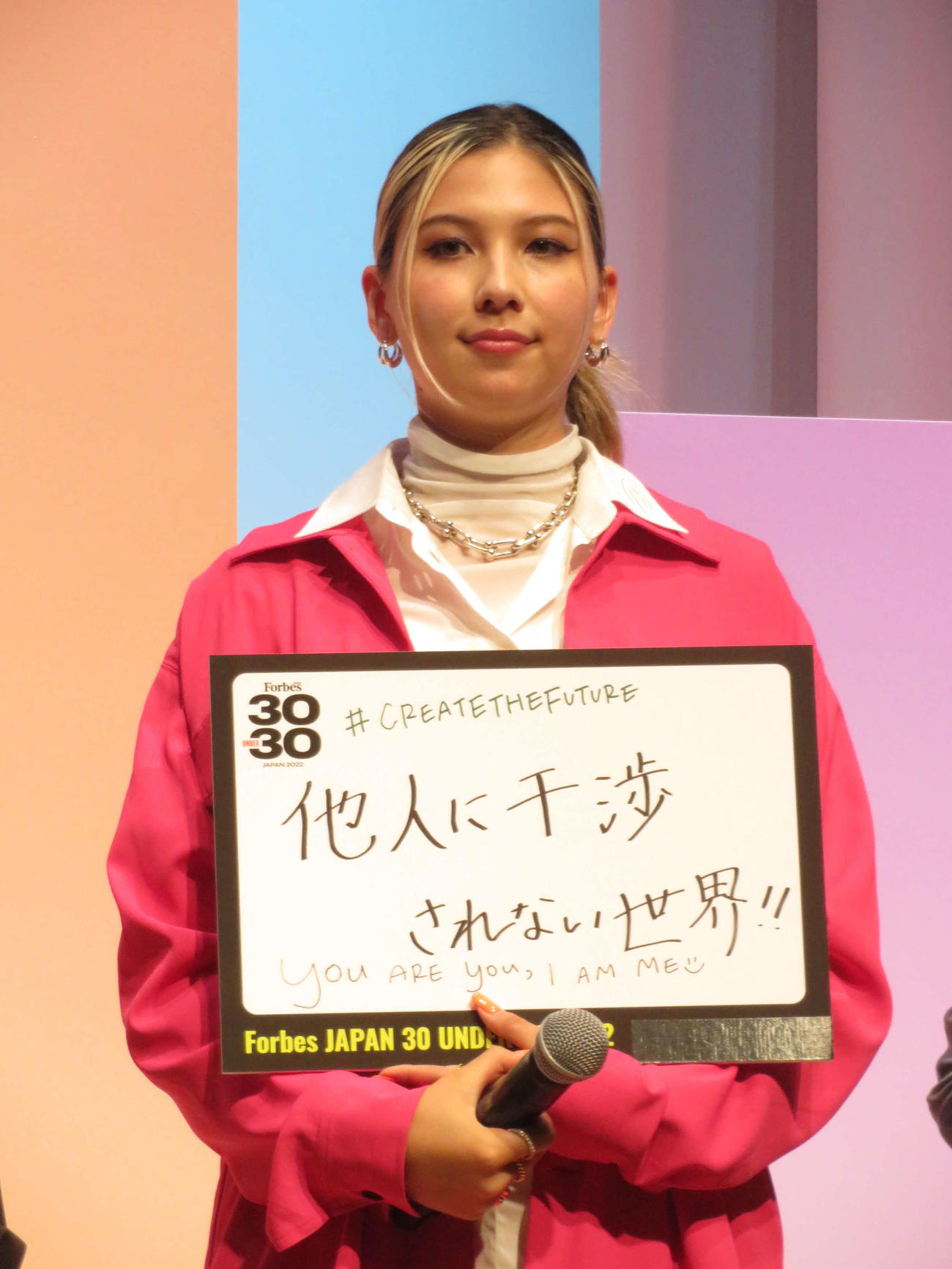 「Forbes JAPAN30 UNDER 30 2022」受賞者発表セレモニーに登壇した長谷川ミラ（撮影・村上幸将）