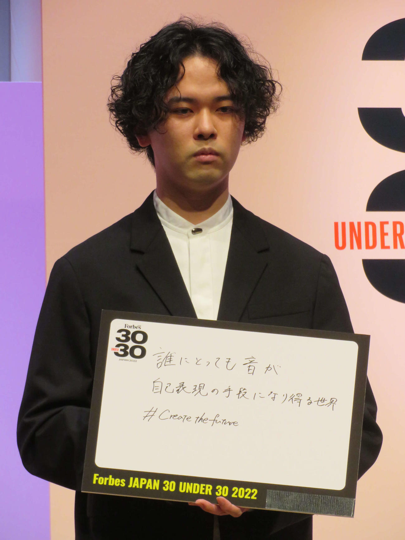 「Forbes JAPAN30 UNDER 30 2022」受賞者発表セレモニーに登壇した江崎文武（撮影・村上幸将）