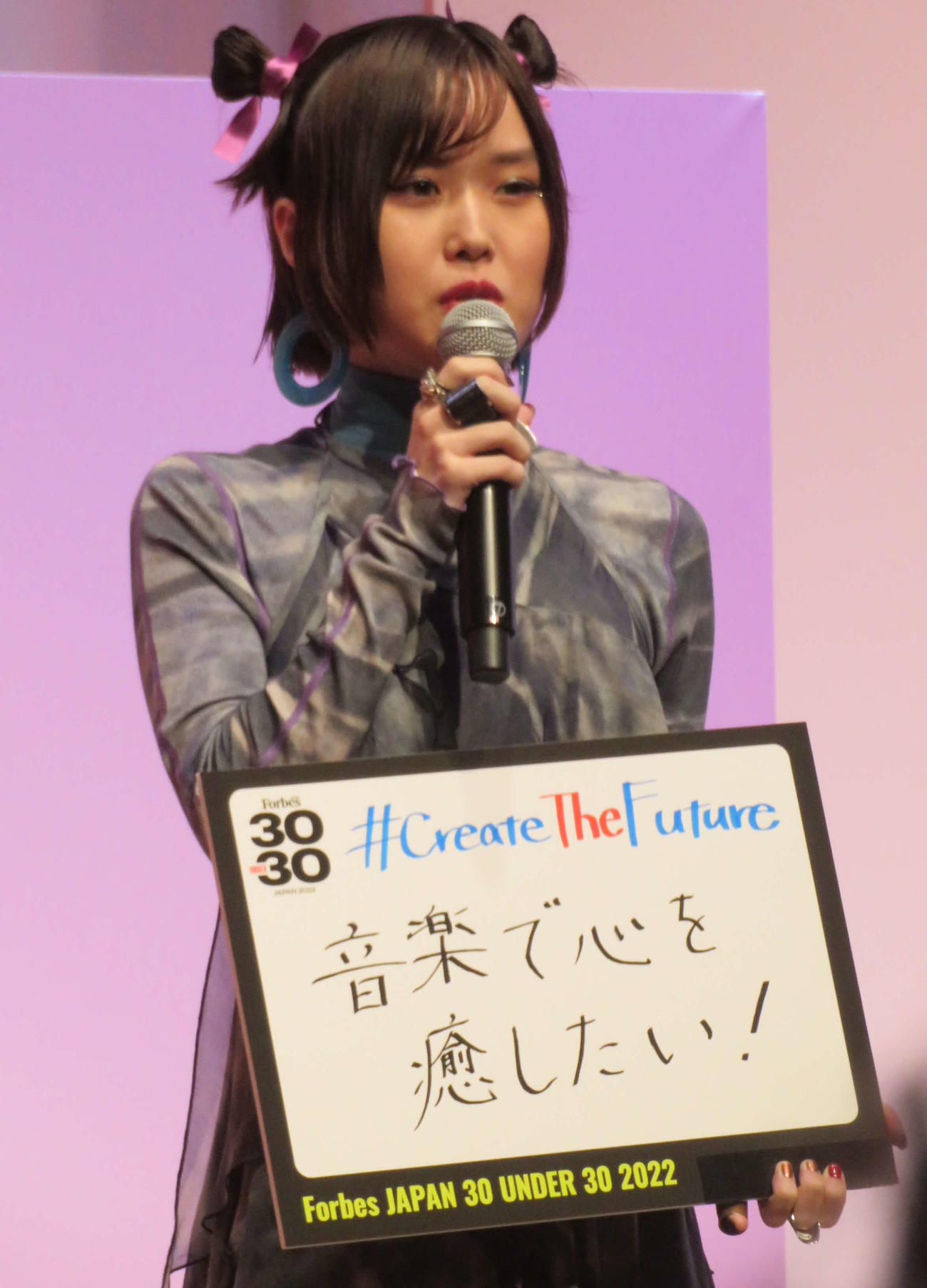 「Forbes JAPAN30 UNDER 30 2022」受賞者発表セレモニーに登壇したRei（撮影・村上幸将）