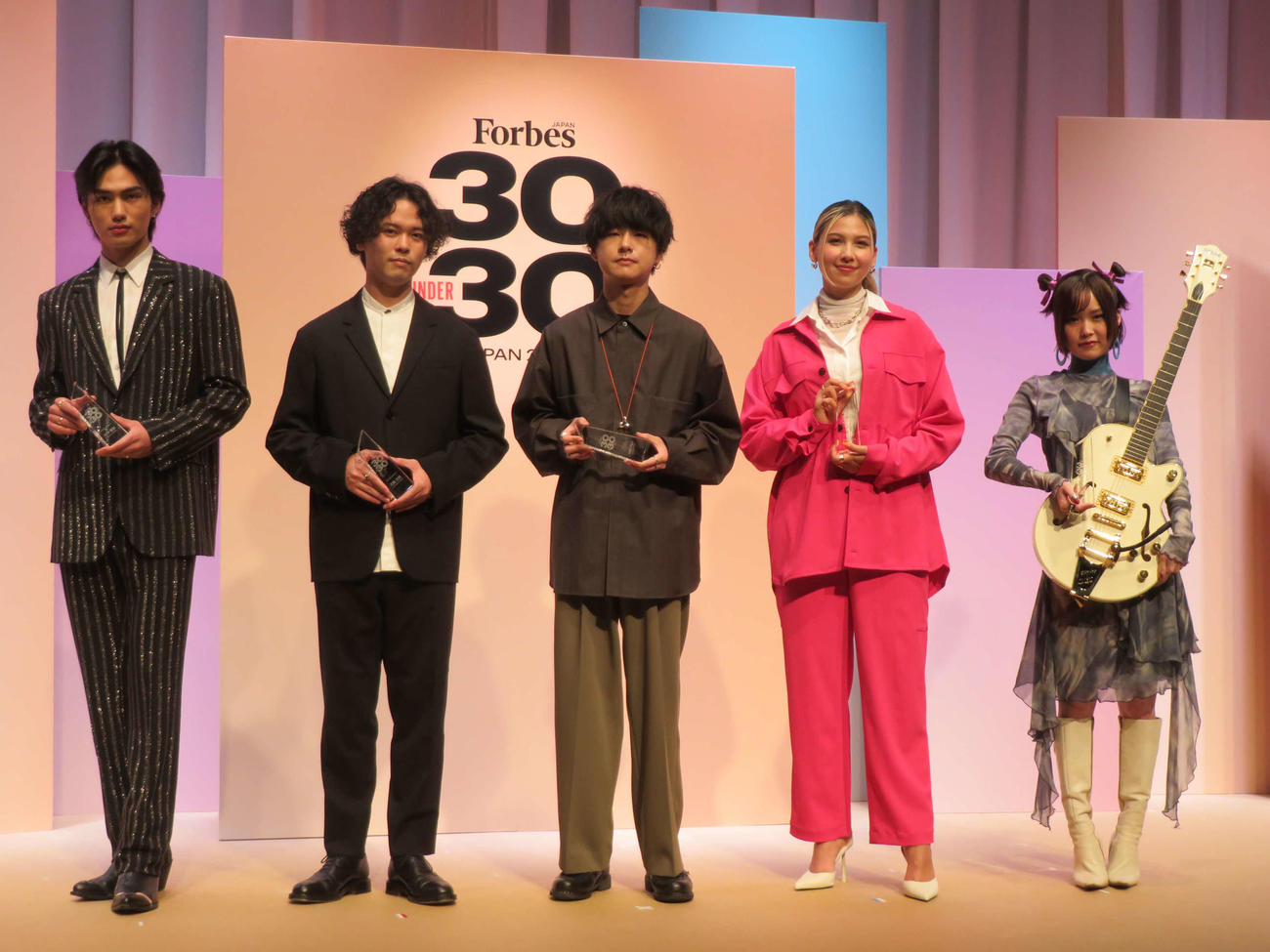 「Forbes JAPAN30 UNDER 30 2022」受賞者発表セレモニーに登壇した、左から大平修蔵、江崎文武、げんじ、長谷川ミラ、Rei（撮影・村上幸将）