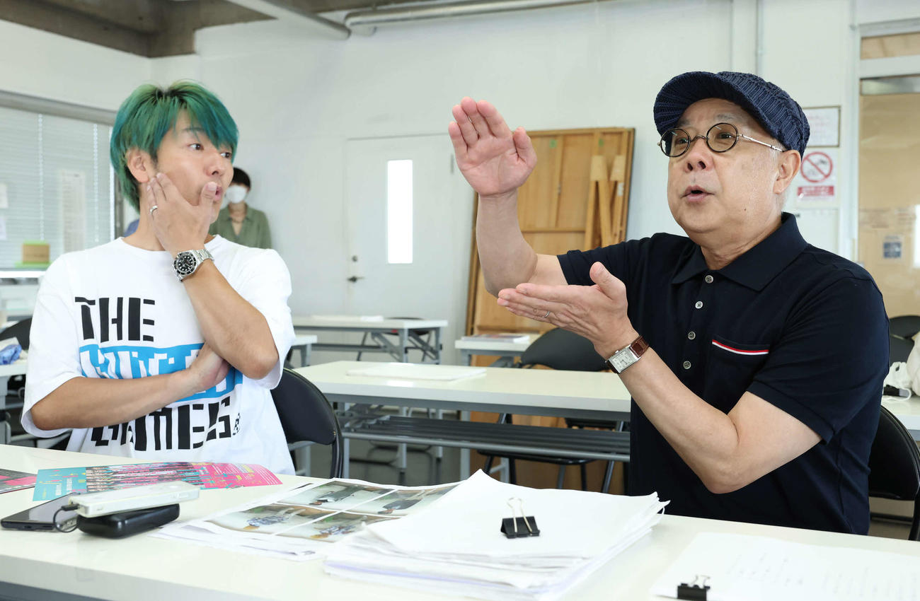舞台「バック・トゥ・ザ・ホーム・ファイナル」で共演中の川本成（左）と小堺一機（2022年8月撮影）