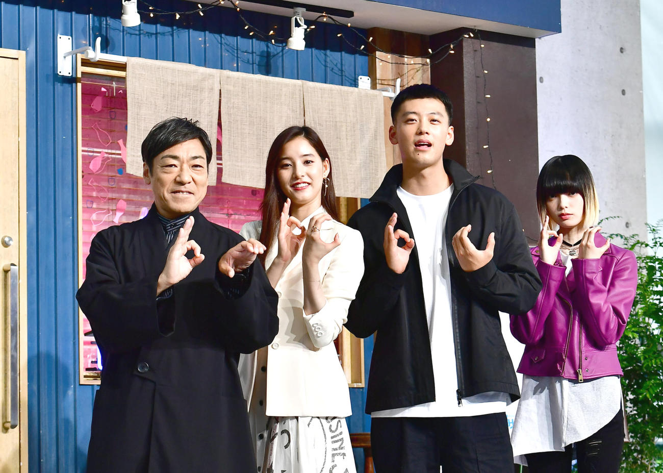 テレビ朝日系ドラマ「六本木クラス」に出演する香川照之（左端）。右から2人目は主演の竹内涼真