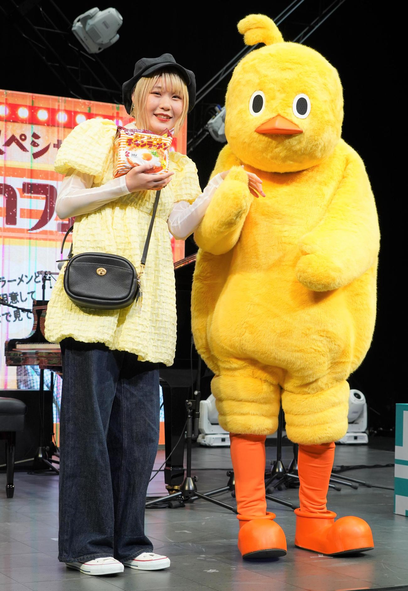 「ラーメン記念日」を祝した無料オンラインライブを行ったハラミちゃんとひよこちゃん（撮影・佐藤成）
